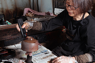 Michiko lacquering a bowl
